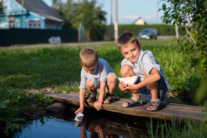 Entitled Parents Demand Neighbor Vanish From His Yard So Their Kids Can Play, Fume When He Refuses Entitled Parents Demand Neighbor Vanish From His Yard So Their Kids Can Play, Fume When He Refuses