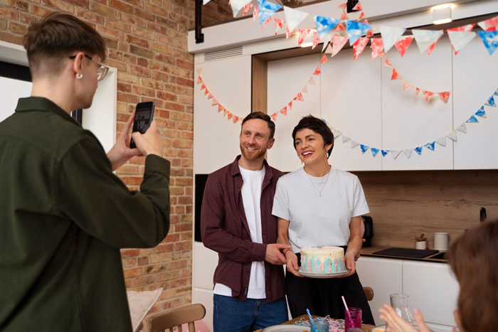 Bros Too Broke To Pitch In For Mom&rsquo;s B-Day Gift, Irate Sis Takes Her Out For Dinner Without Them