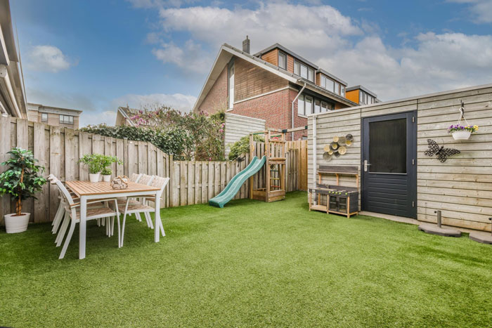 Lady Ignores Complaints About Her Son Climbing Fence, Person Takes Drastic Step To Protect Privacy Lady Ignores Complaints About Her Son Climbing Fence, Person Takes Drastic Step To Protect Privacy