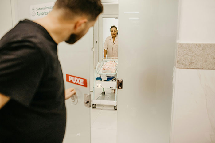 “Very Jerry Springer”: 47 Times Newborns Looked Nothing Like The Father And Caused Instant Confusion “Very Jerry Springer”: 47 Times Newborns Looked Nothing Like The Father And Caused Instant Confusion