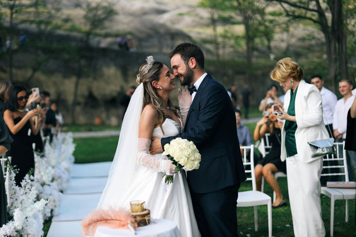 Woman Forgives Absent Father, 10 Years Later Wants Him To Walk Her Down The Aisle, Mom Loses It Woman Forgives Absent Father, 10 Years Later Wants Him To Walk Her Down The Aisle, Mom Loses It