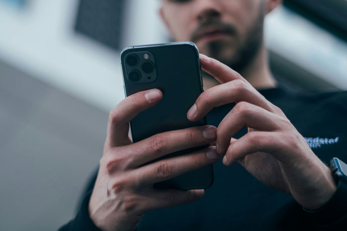 “It’s Always The Phone”: 71 Little Things That Suddenly Made Sense Once The Cheating Came Out “It’s Always The Phone”: 71 Little Things That Suddenly Made Sense Once The Cheating Came Out