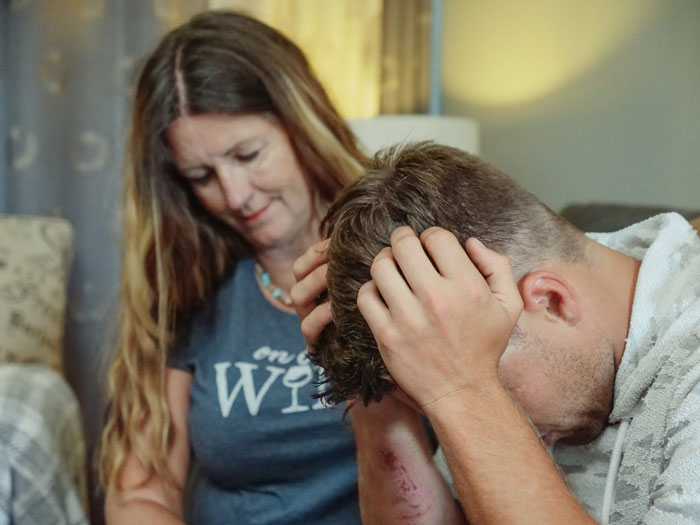 &ldquo;I&rsquo;m Disturbed&rdquo;: Guy&rsquo;s Mother Secretly Goes Through His GF&rsquo;s Wallet, Takes Photos Of Her ID