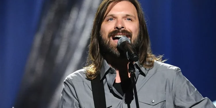 Mac powell the lead vocalist for the Christian rock band Third Day, performing live. 