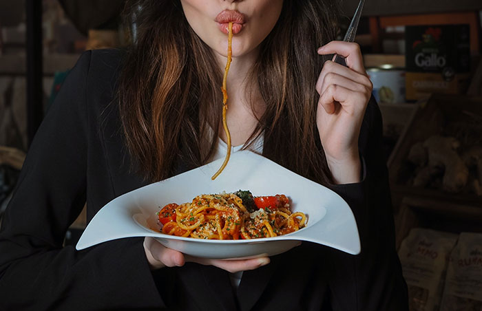 Woman Orders Spaghetti When She Promised Her BF That She Won’t, He Immediately Leaves The Restaurant Woman Orders Spaghetti When She Promised Her BF That She Won’t, He Immediately Leaves The Restaurant