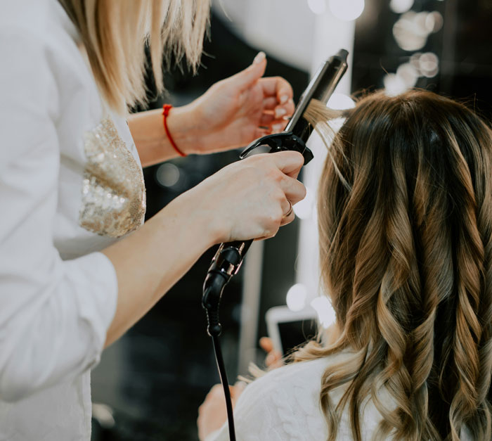 Woman Shares An Absolutely Crazy Story About Her Hair Stylist After Finding A Weird ‘Shrine’ For Her Hair Woman Shares An Absolutely Crazy Story About Her Hair Stylist After Finding A Weird ‘Shrine’ For Her Hair