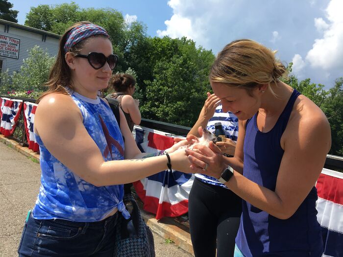 I Took 38 Adorable Hedgehog Photos Showing How People React To Them I Took 38 Adorable Hedgehog Photos Showing How People React To Them
