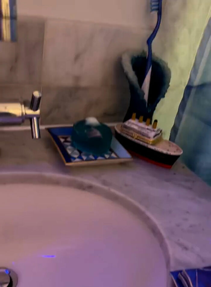 New York Model Turns Her NYC Apartment Into A Full-On Titanic Movie Set