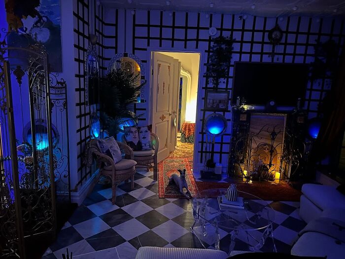 New York Model Turns Her NYC Apartment Into A Full-On Titanic Movie Set