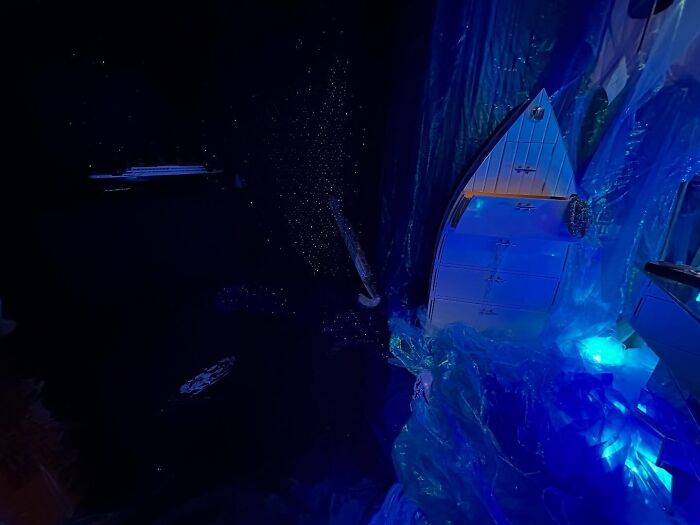 New York Model Turns Her NYC Apartment Into A Full-On Titanic Movie Set