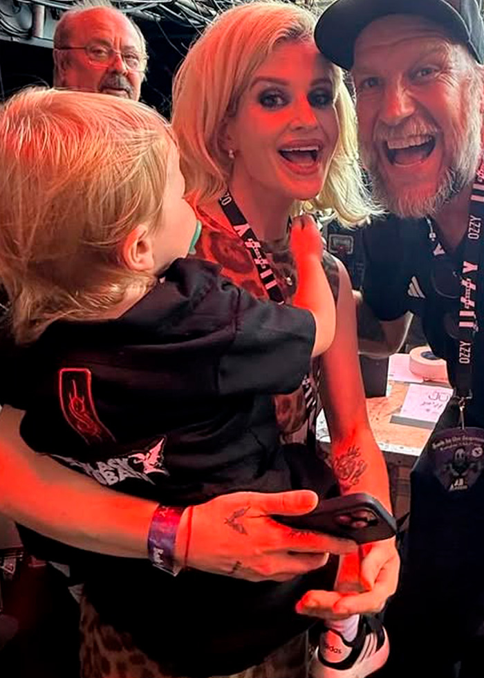 “Needs To See A Doctor”: Odd Detail In Kelly Osbourne Photo Sparks Fan Concern