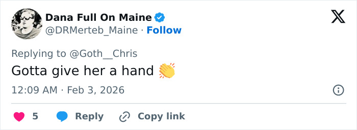 “Needs To See A Doctor”: Odd Detail In Kelly Osbourne Photo Sparks Fan Concern