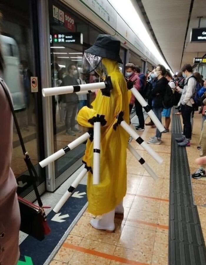 44 Hilariously Unhinged Photos That Summarize The Peak Of Covid Lockdown Madness