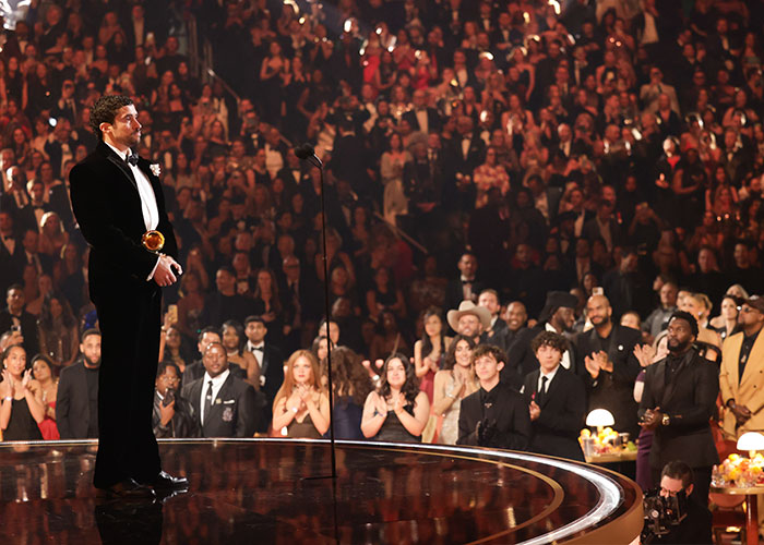 Grammy Seat Filler Reveals What Really Happens During Commercial Breaks and Off-Camera Moments