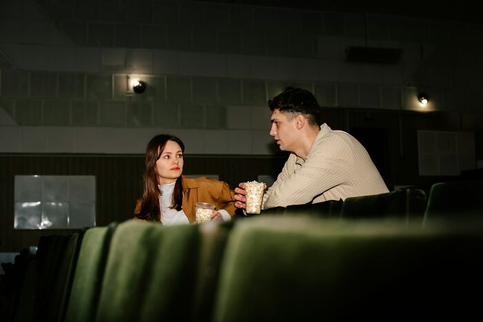 51 Red Flags That Got People Running Away After The First Date