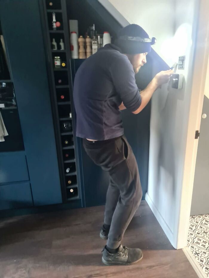 85 Times Men’s Hilariously Awkward Body Language Gave Women The Ick