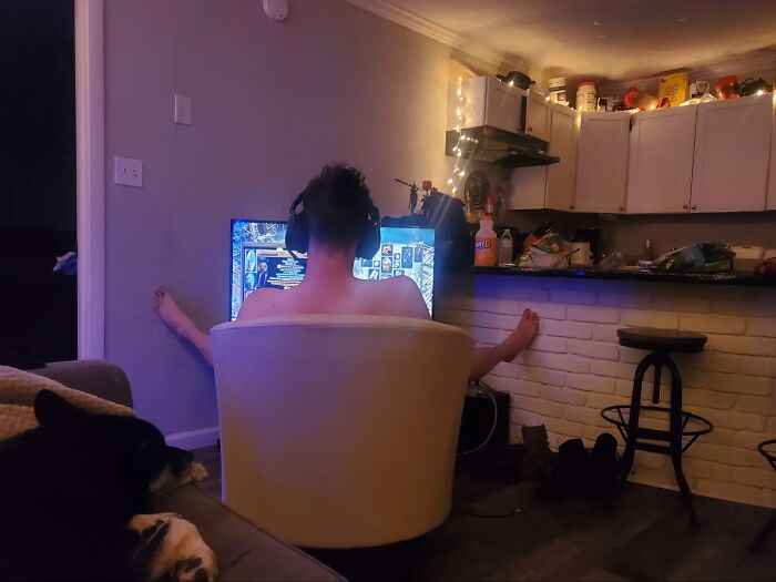 85 Times Men’s Hilariously Awkward Body Language Gave Women The Ick