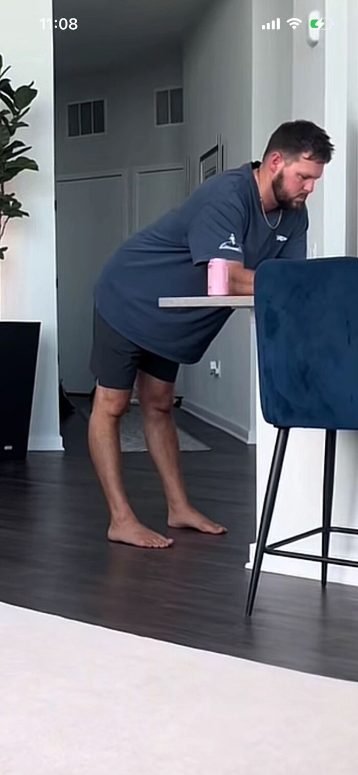 85 Times Men’s Hilariously Awkward Body Language Gave Women The Ick