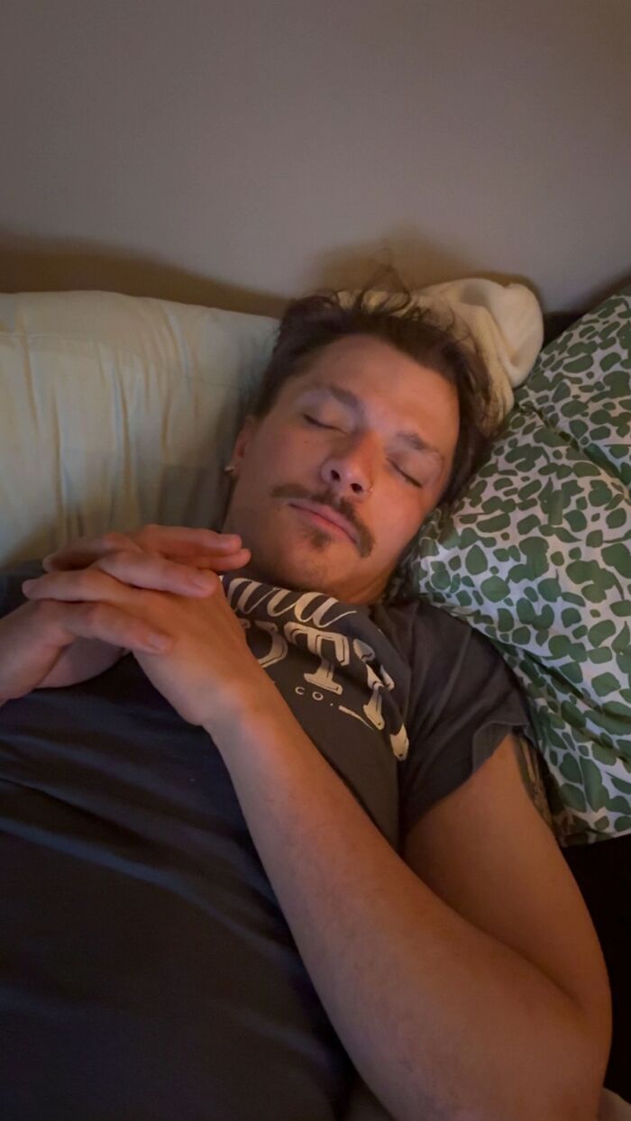 85 Times Men’s Hilariously Awkward Body Language Gave Women The Ick