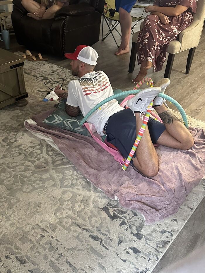 85 Times Men’s Hilariously Awkward Body Language Gave Women The Ick