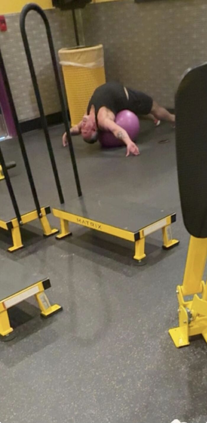 85 Times Men’s Hilariously Awkward Body Language Gave Women The Ick