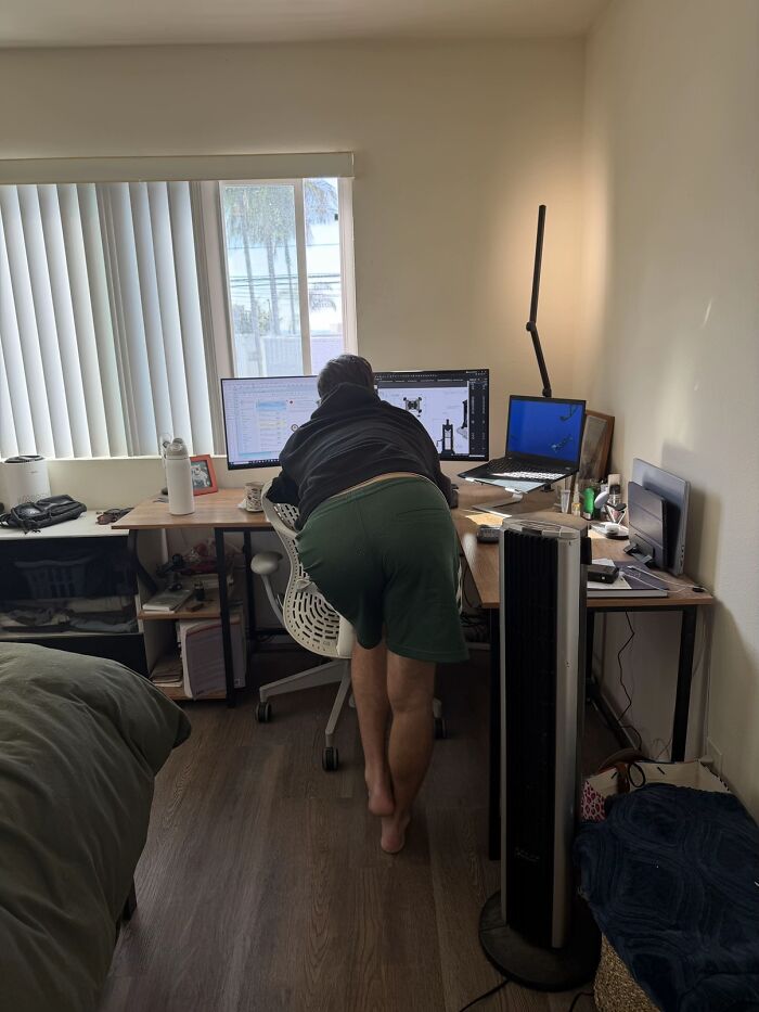 85 Times Men’s Hilariously Awkward Body Language Gave Women The Ick