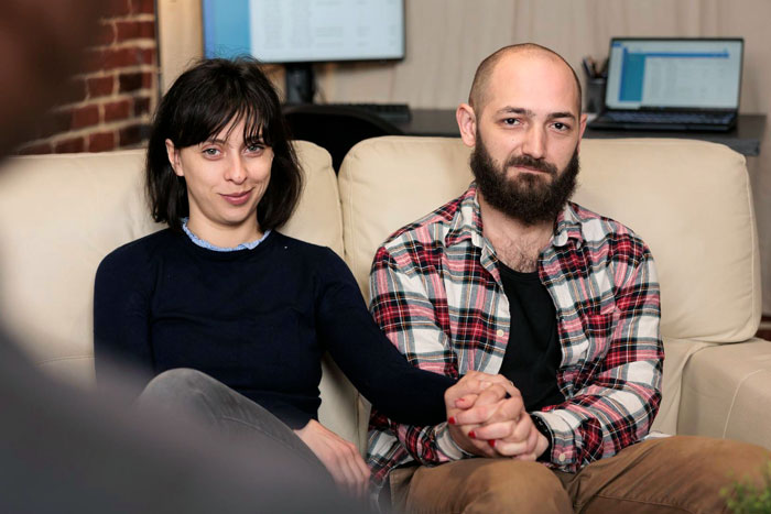 Teen Tells Neighbor How Dad Met Stepmom By Cheating, Gets Shamed For Saying The Quiet Part Out Loud