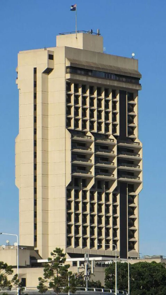 “This Architectural Malpractice Cost 1 Billion Dollars”: 56 Buildings So Ugly, Locals Are Still Mad They Exist