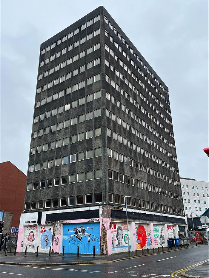 “This Architectural Malpractice Cost 1 Billion Dollars”: 56 Buildings So Ugly, Locals Are Still Mad They Exist