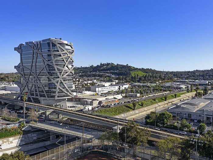 “This Architectural Malpractice Cost 1 Billion Dollars”: 56 Buildings So Ugly, Locals Are Still Mad They Exist