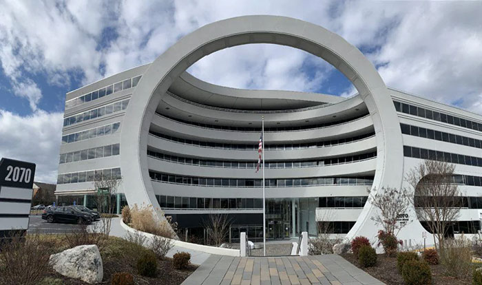 “This Architectural Malpractice Cost 1 Billion Dollars”: 56 Buildings So Ugly, Locals Are Still Mad They Exist