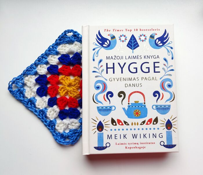 I Crocheted 96 Granny Squares Inspired By Book Covers And Turned Them Into A Blanket (16 Pics)