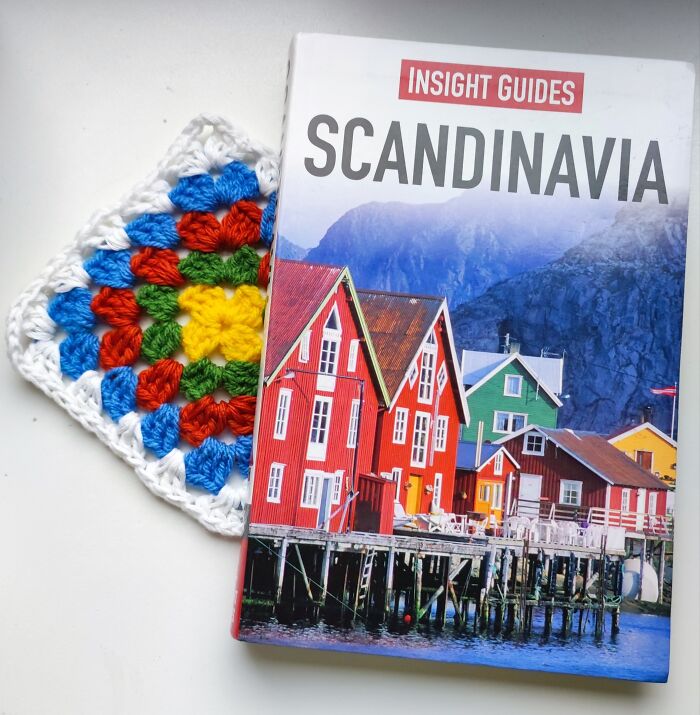 I Crocheted 96 Granny Squares Inspired By Book Covers And Turned Them Into A Blanket (16 Pics)