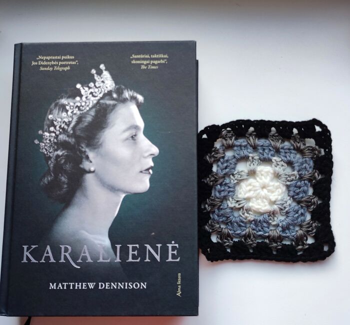 I Crocheted 96 Granny Squares Inspired By Book Covers And Turned Them Into A Blanket (16 Pics)