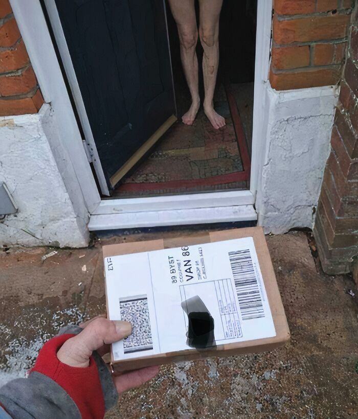 55 Of The Most Hilarious Delivery Confirmation Pics Drivers Sent Out To Customers