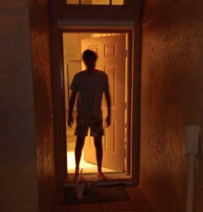 55 Of The Most Hilarious Delivery Confirmation Pics Drivers Sent Out To Customers