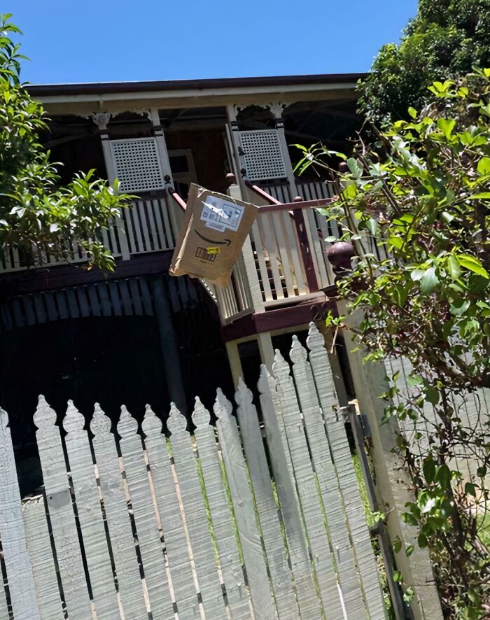 55 Of The Most Hilarious Delivery Confirmation Pics Drivers Sent Out To Customers