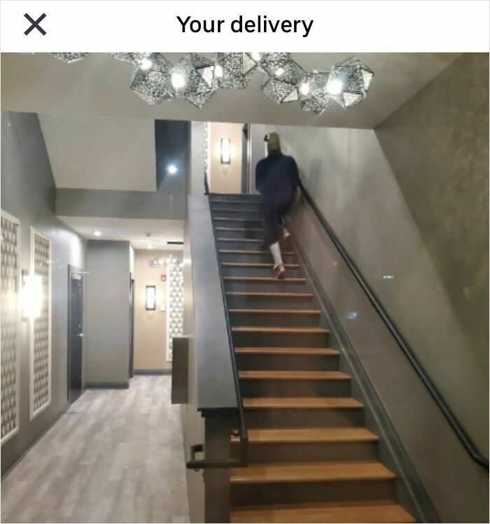 55 Of The Most Hilarious Delivery Confirmation Pics Drivers Sent Out To Customers