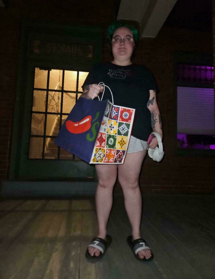 55 Of The Most Hilarious Delivery Confirmation Pics Drivers Sent Out To Customers