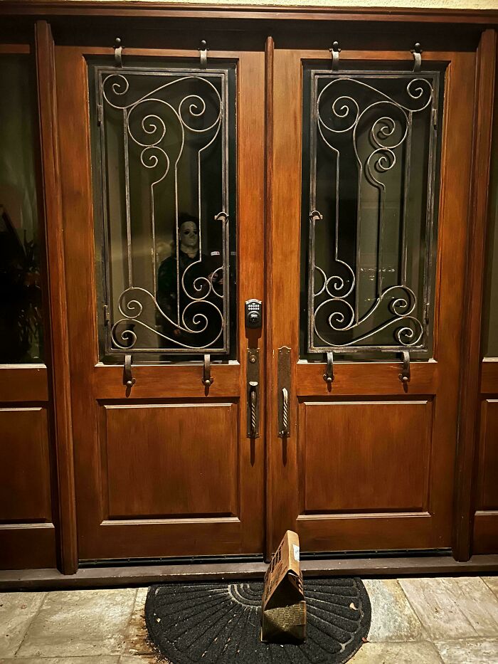 55 Of The Most Hilarious Delivery Confirmation Pics Drivers Sent Out To Customers