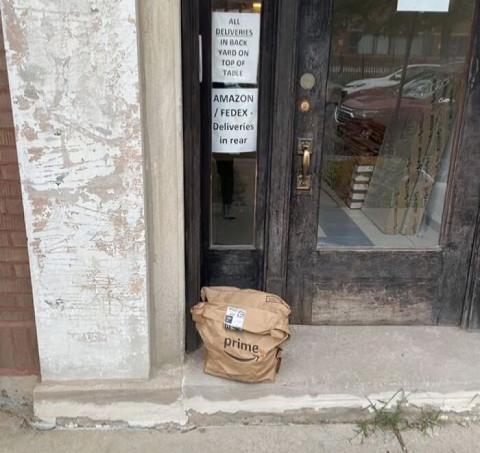 55 Of The Most Hilarious Delivery Confirmation Pics Drivers Sent Out To Customers