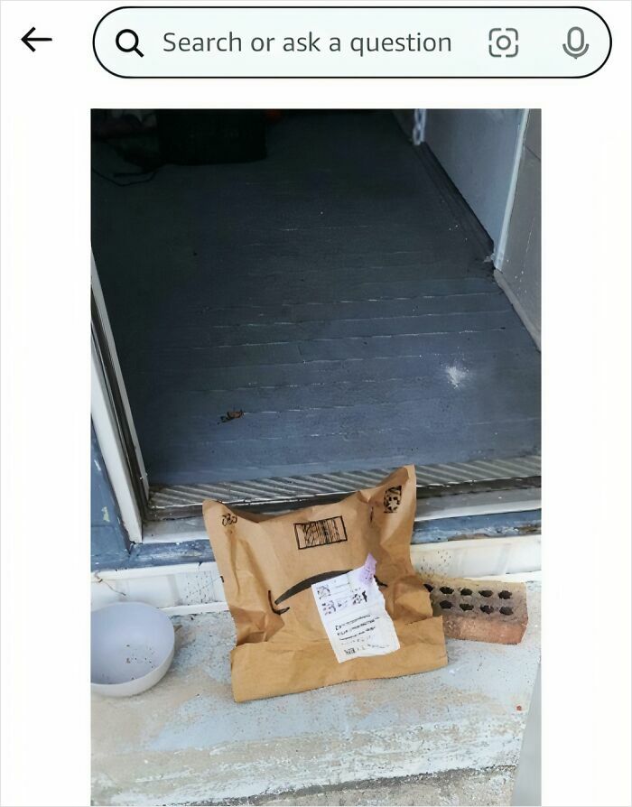 55 Of The Most Hilarious Delivery Confirmation Pics Drivers Sent Out To Customers