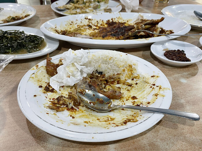 30 Pet Peeves That Instantly Divide A Room