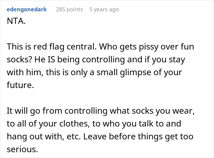 Controlling Guy Hates GF&rsquo;s Colorful Work Socks, She Demands Replacements After He Trashes Them