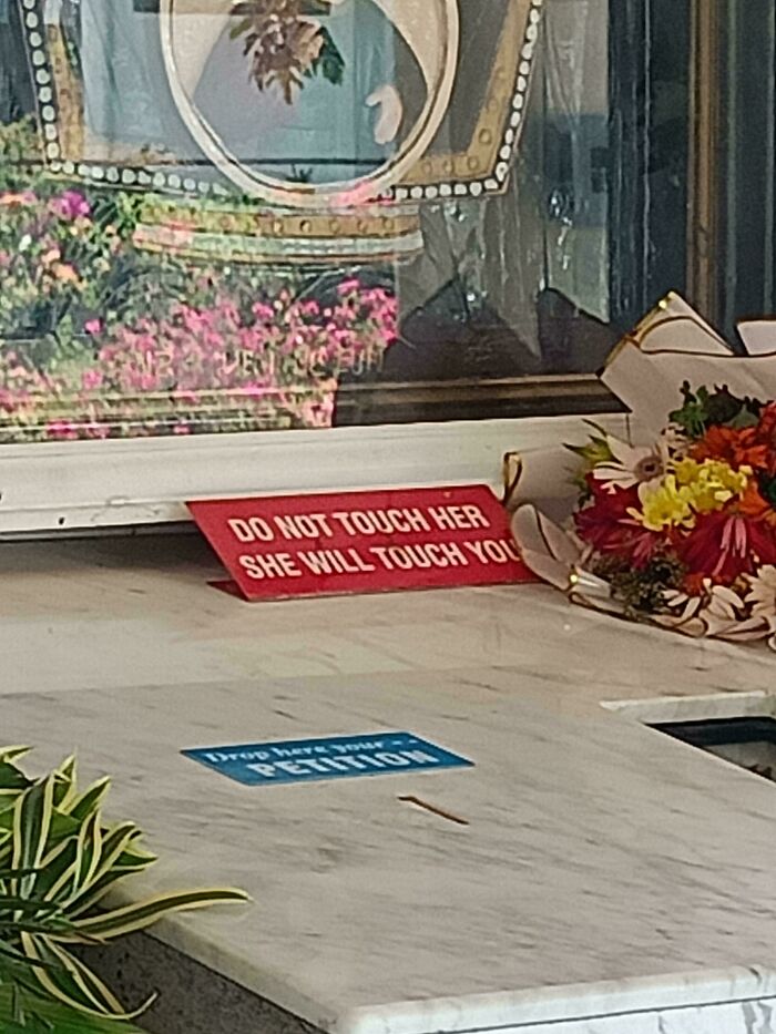 &ldquo;Hitchhikers May Be Escaping Inmates&rdquo;: 76 Of The Scariest Signs Ever Spotted In The Wild (New Pics)