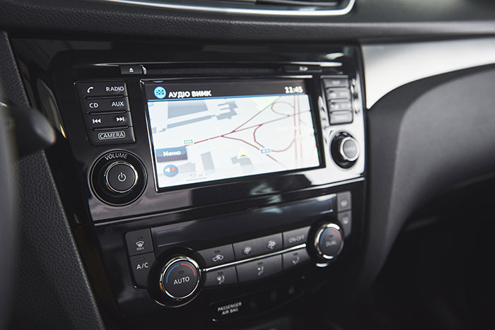 Socialite GF Mutes Music For Hours To Chat, BF Locks Her Out, And She Melts Down