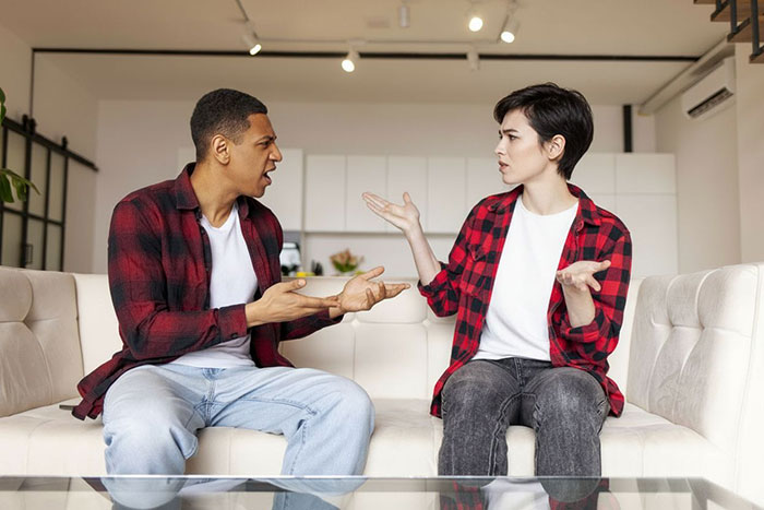 Wife’s Suspicions About Cheating Hubby Reveal His Secret About Helping A Friend, Netizens Call It Sus