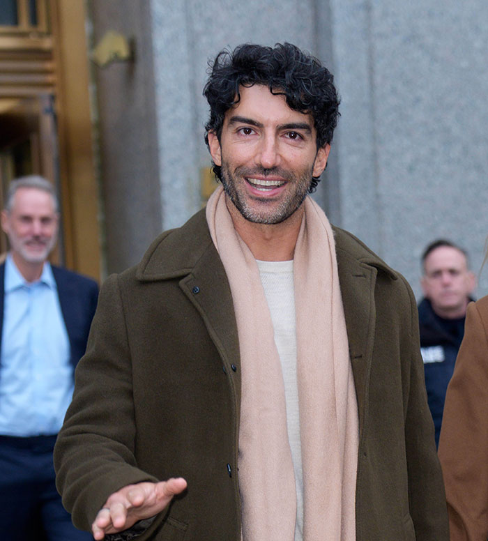 Hilariously Awkward Fashion Faux Pas Marks Blake Lively And Justin Baldoni’s First Court Showdown Hilariously Awkward Fashion Faux Pas Marks Blake Lively And Justin Baldoni’s First Court Showdown