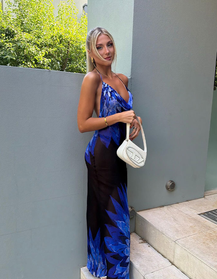 Australian Woman Goes Viral After Writing Love Note To “Cute Guy” She Spotted On Flight