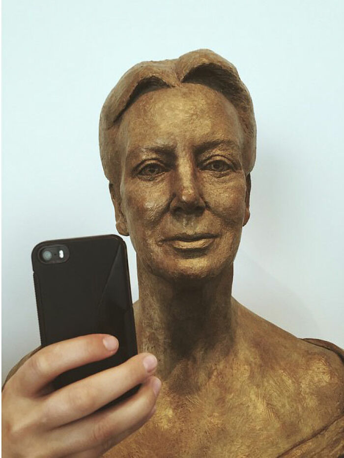 17 Museum Portraits That Look Like They&rsquo;re Mid-Selfie As Shared On This Page